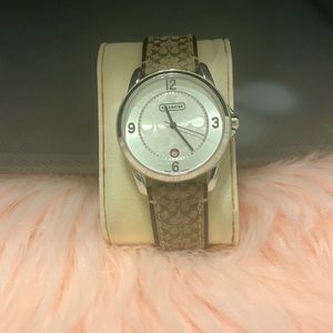 Coach watch w/classic signature fabric.This needs a battery!Amazing condition